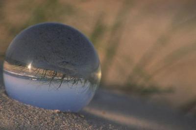 Szklana kula w piasku