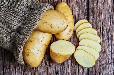 Surowe ziemniaki ekologiczne w worku