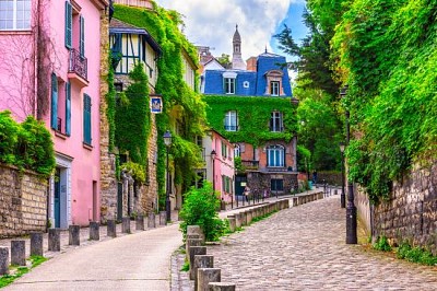 Ulica w dzielnicy Montmartre w Paryżu, Francja
