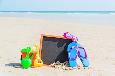 Klapki, okulary przeciwsłoneczne, zabawki dla dzieci na plaży
