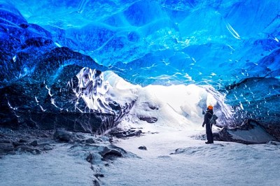 Podróżnik w lodowej jaskini, Park Narodowy Vatnajokull