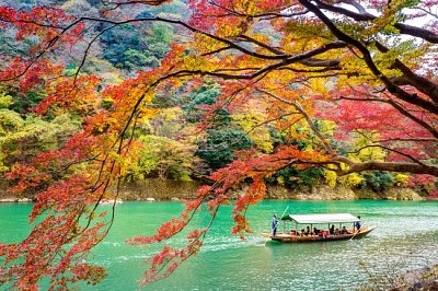 Arashiyama jesienią wzdłuż rzeki w Kioto