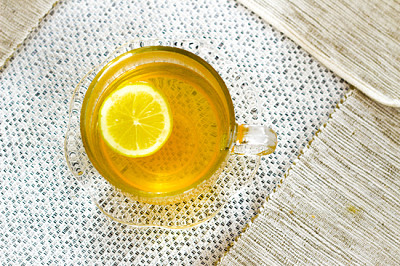 Ovanifrån av ett glas te med citronskiva på en