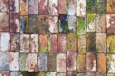 Stare kolorowe popękane cegły jako tło