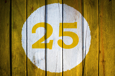 מספר בית או תאריך לוח שנה בעיגול לבן ב- y