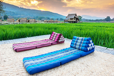 Avkopplande soffa i risfält, Bekväm säng i en