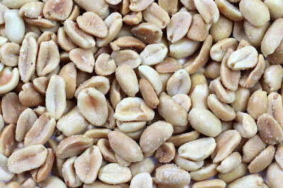 белени зърна фъстъци като елемент от лакомства