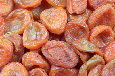 Färska mogna torkade aprikosfrukter som en del av t