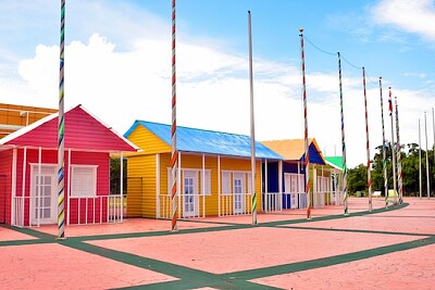Разноцветна фасада на къща в парк