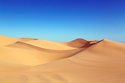 Wüste unter blauem Himmel