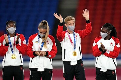 הכדורגלן הקנדי קווין במהלך טקס המדליות