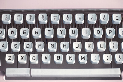 Maszyna do pisania w stylu retro pastelowo-różowa