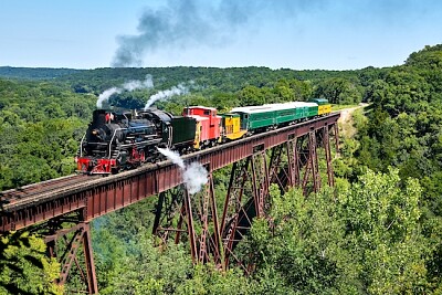 Il treno a vapore passa dal ponte Bass Point Creek