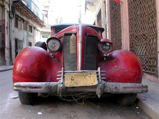 Vieille voiture dans les rues de La Havane, Cuba