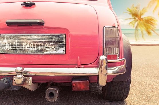 Segno appena sposato sul classico auto d'epoca