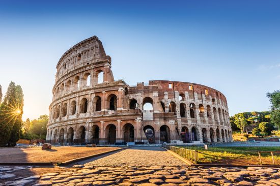 Rom, Italien. Das Kolosseum bei Sonnenaufgang