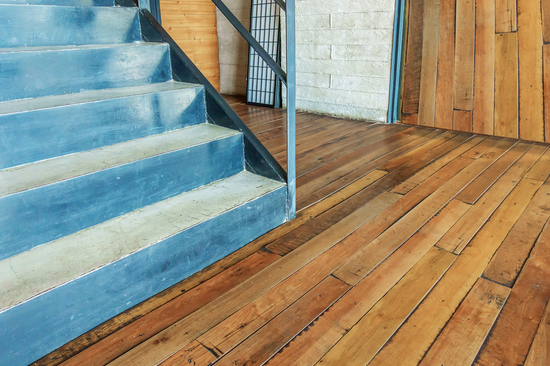 Escalier avec fer et plancher en bois