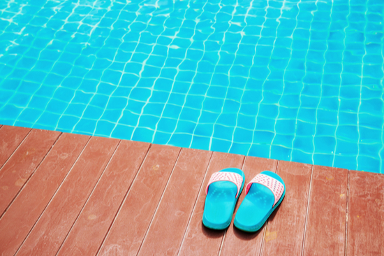 Chaussons près de la piscine