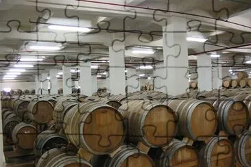 Un depósito de barricas de roble en Yerevan Brandy Company