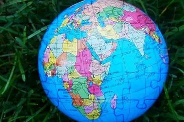 Globe sur l'herbe