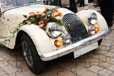 花で飾られたヴィンテージの結婚式の車