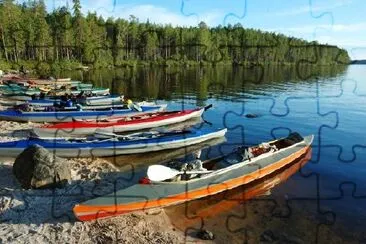 Färgglada kanoter på Engozero Lake, Polar Karelen, Ryssland