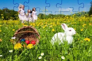 Coniglietto di Pasqua che guarda la caccia alle uova