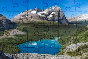 Lago O'Hara y Monte Odaray desde las repisas de Yukness, Canadá