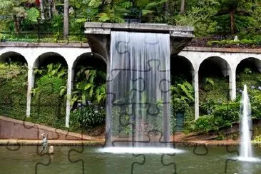 Wasserfall im tropischen Garten auf Madeira, Portugal