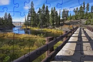 Puente sobre un arroyo