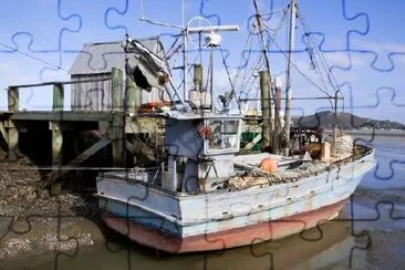 Barco de pesca en el muelle