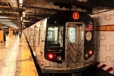 E Train in Station, New York Metro, EUA