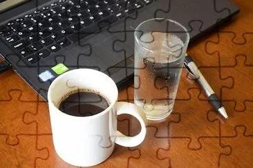 Laptop, caffè e una penna