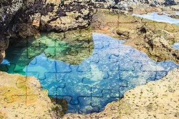 Bella piscina sul mare limpido