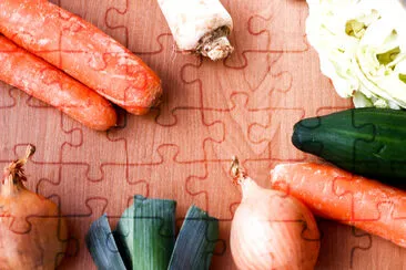 Verduras en una mesa de madera