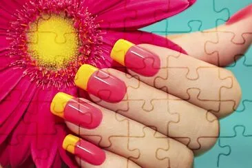 Manicure z różowym i żółtym lakierem z kwiatkiem