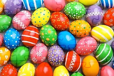 Muchos huevos de Pascua decorados, tradición festiva