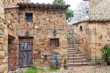 Edificio antiguo con paredes de ladrillos y piedras,