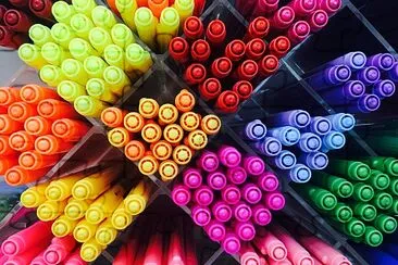 Stylos colorés sur des étagères dans la boutique