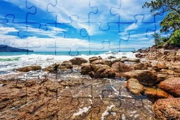 Tropischer Strand mit Meerblick und blauem Himmel