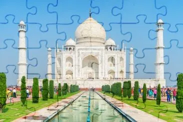 Taj Mahal na tle błękitnego nieba w Agrze, Indie