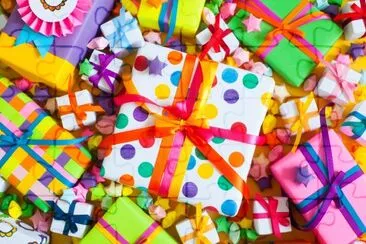 Cajas de regalo de colores con cintas de colores