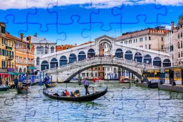 Puente de Rialto y el Gran Canal de Venecia, Italia