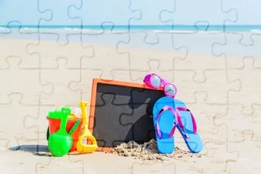 Infradito, occhiali da sole, giocattoli per bambini sulla spiaggia