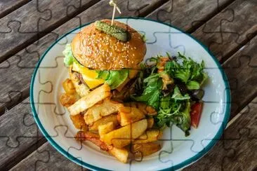 Gourmet-Cheeseburger mit Pommes Frites und Salat