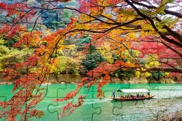 Arashiyama im Herbst entlang des Flusses in Kyoto