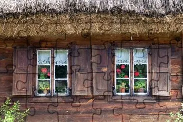 Antigua casa de madera con contraventanas