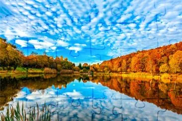 Herbstwaldseespiegelreflexionslandschaft