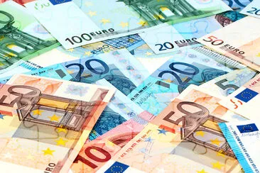 Ein kleiner Stapel Papier Euro-Scheine als Teil der tr