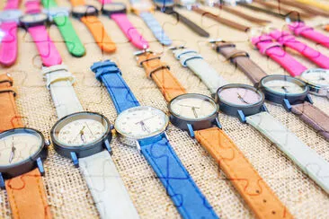 Imagen de muchos relojes de moda para el fondo.